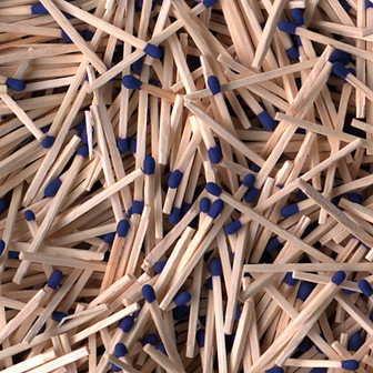Materialprobe mit vielen kleinen Holzstäben